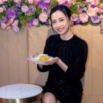 Katy Kung Instagram - 喜事連連！那麼快就踏入這一年最後一個月， 也是我最喜歡的十二月，挑戰仍然是不斷， 感恩，第三間Kew Cake分店正式開幕！ 感謝靈魂人物 @karenko_gaia， 感謝團隊 @gaiagroup.hk @kewpluscake 創造一個又一個的夢❤️ 也很想多謝大家的支持，K11 musea新店 每天兩整櫃的蛋糕，都被大家帶回家😘， 一起分享滿滿的快樂，我們會繼續做得更好！ 最後也想多謝，總是在我身邊陪伴我的 @ghlchan 🥰