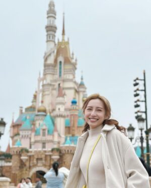 Katy Kung Instagram - 其實我都係人哋阿媽嚟㗎
不過係契媽🫣
終於放假啦 契仔契女
講咗好耐要去迪士尼

朝早已經孭住個背囊話要出發
今次同佢哋玩足全日
自己都趁機打吓卡 實在太多靚位

佢哋見到自己鍾意嘅卡通人物
真係雙眼發晒光啊 
見到佢哋真係好開心
明明已經好眼瞓 都堅持

因為佢哋真係好鍾意迪士尼 💖

@hkdisneyland 

#MagicalYearAfterYear #HKDisneyland 
#奇妙年年 
#香港迪士尼樂園