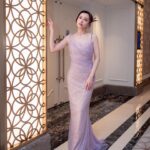 Katy Kung Instagram - 昨晚確實是感動的一個晚上 看到前輩 同事們得獎 他們的得獎感言 字字都感受到 對演員工作的那份熱愛 頒獎嘉賓亦令我們勾起 很多經典電視劇的回憶 是一晚難忘的頒獎禮 在這裡 我亦很想多謝投票給我的觀眾 我才能 成為 最佳女主角 五強和 大灣區最喜愛女主角的五強 昨晚一看到靈戲逼人片段 我眼框又紅了 雖然過了很久 可能真的太入心 太難忘 深刻 看到心還是會痛 再一次感謝喜歡靈戲逼人的朋友 希望將來你們都會記得 雲柳芳 丁一駿 這段凄美動人的愛情故事 最後 Moses 得獎 特別開心 剛剛和他拍完 企業強人 他真的是一位很好的前輩 在他身上也學到很多 感恩能成為他戲中的拍檔 2024年 答應你們 我會一如以往的努力做好自己 Make up : @henryli_makeup Hair : @suecheung Styling : @nganshuwing Gown : @abanabridal @millanova Photo : @alanwong447