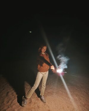Katy Kung Instagram - Let sparks fly 🎆 
多謝咁多位 好盡力咁
幫我影低放煙花嘅相
🥰🥰🥰