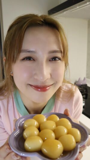 Katy Kung Instagram - 🍡糖不甩🍡
本身我好鍾意食煙煙韌韌嘢，同甜野
喺屋企搵到簡單嘅材料，就可以整喇😋😋
✔️15mins 

⭕️材料

．糯米粉 80g
．水 70g

．紅糖 50g
．水 80g
（甜度和濃稠度可以自行調節啊）
．花生碎/黑芝麻 (隨心)

🙆🏻‍♀️小分享

⭐️如果搓嘅時候覺得糯米粉團太乾同裂
  可以再加少少水
⭐️煮糖水時不要太大火
⭐️想顏色靚啲，可以買深色啲嗰隻紅糖