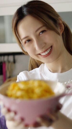 Katy Kung Instagram - 🌽南瓜粟米沙律🌽
呢排可能食得比較油膩，
可以整返啲清新少少嘅食物平衡吖
✔️30-45 mins 

🥣材料
·南瓜半個
·粟米一條
·雞蛋一隻
·鹽/胡椒/沙律醬 適量

🙆🏻‍♀️小分享
⭐️見到都有方法係蒸熟咗南瓜先去皮，
兩個方法我都有試過，我都係覺得去咗皮先比較好
⭐️材料比例冇所謂，按個人喜好
⭐️呢個沙律都幾飽😆