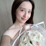 Katy Kung Instagram - 好朋友同我講 最愛你嘅 永遠係你自己 一定要先愛自己 才懂得愛別人 White O’Hara Rose 🤍 我真係好鍾意呢款玫瑰 @maisonmfloral