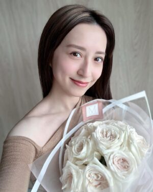Katy Kung Instagram - 好朋友同我講
最愛你嘅 永遠係你自己
一定要先愛自己 
才懂得愛別人 

White O’Hara Rose 🤍
我真係好鍾意呢款玫瑰
@maisonmfloral