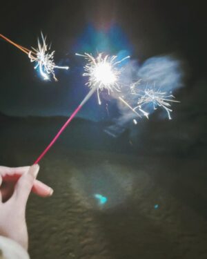 Katy Kung Instagram - Let sparks fly 🎆 
多謝咁多位 好盡力咁
幫我影低放煙花嘅相
🥰🥰🥰