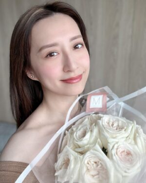 Katy Kung Instagram - 好朋友同我講
最愛你嘅 永遠係你自己
一定要先愛自己 
才懂得愛別人 

White O’Hara Rose 🤍
我真係好鍾意呢款玫瑰
@maisonmfloral