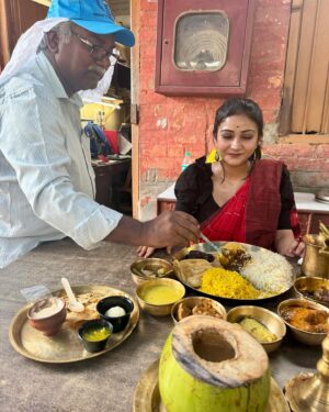 Kaushambi Chakraborty Instagram - Etodin onyoder sobar jonyo AIBUROBHAT plan korechhi, khaiyechhi..Arr aaj naki amar AIBUROBHAT dilo sobbai mile!!❤️ Eta shotti ekta onyorokom onubhuti😇 Thank you so muchhhhh my PHULKI team! Love you all😍❤️
