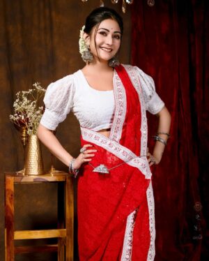 Kaushambi Chakraborty Instagram - Every woman is unique, just like the drapes of a saree. Embrace your individuality and rock that saree🌟🫶🏻

Designer- @mr.rahul62903 
Photographer- @suhasishpachal 
Shoot organized by - @olen_fashion.90