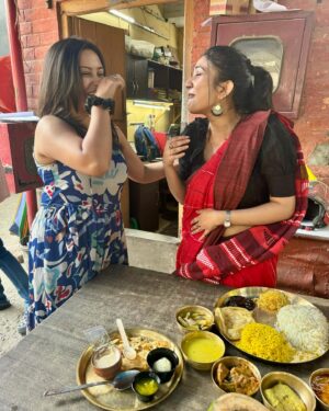 Kaushambi Chakraborty Instagram - Etodin onyoder sobar jonyo AIBUROBHAT plan korechhi, khaiyechhi..Arr aaj naki amar AIBUROBHAT dilo sobbai mile!!❤️ Eta shotti ekta onyorokom onubhuti😇 Thank you so muchhhhh my PHULKI team! Love you all😍❤️