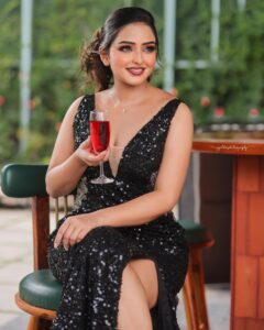 Kaustubha Mani Instagram - Cinderella never asked for a prince 🫅 🍷💫 …. #artist #actress #angel #artistsoninstagram #beautyliesintheeyesofthebeholder #borntoshine #black #dress #eyes #elegance #explore #fashionista #style #goodvibes #glow #hairstyles #instagram #instagood #instamood #gown #love #makeup #outfitoftheday #photography #photoshoot #queen #attitude #trending #vibes . . . . . . DOP @goldsphotographhy MUA @makeoverby_sowmyamanjunath Hairdo @shubahemanth Outfit @aakarshana_outfits