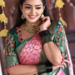 Kaustubha Mani Instagram - Desi vibes are on ! #artist #desi #indianwedding #makeup #smile #accessories . . Outfit @classy_renthouse Jewellery @beautybox_rent_house_bangalore