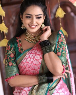 Kaustubha Mani Instagram - Desi vibes are on ! 
#artist #desi #indianwedding #makeup #smile #accessories 
.
.
Outfit @classy_renthouse 
Jewellery @beautybox_rent_house_bangalore