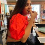 Kaustubha Mani Instagram – ‘Care to share’ or ‘Share to care’ ?😉 #artist #actor #blessed #brunch #comment #celebrate #celebratelife #chocolate #colorful #dress #eyes #explore #enjoy #fashion #food #foryou #hairgoals #happyface #instagram #instagood #instadaily #jeans #jewelry #keepgoing #love #live #magic #nofilter #ootd #optimism  Pc @hiranmayiiiii