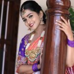 Kaustubha Mani Instagram - Desi vibes are on ! #artist #desi #indianwedding #makeup #smile #accessories . . Outfit @classy_renthouse Jewellery @beautybox_rent_house_bangalore