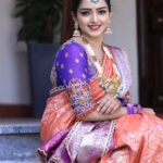 Kaustubha Mani Instagram - Desi vibes are on ! #artist #desi #indianwedding #makeup #smile #accessories . . Outfit @classy_renthouse Jewellery @beautybox_rent_house_bangalore