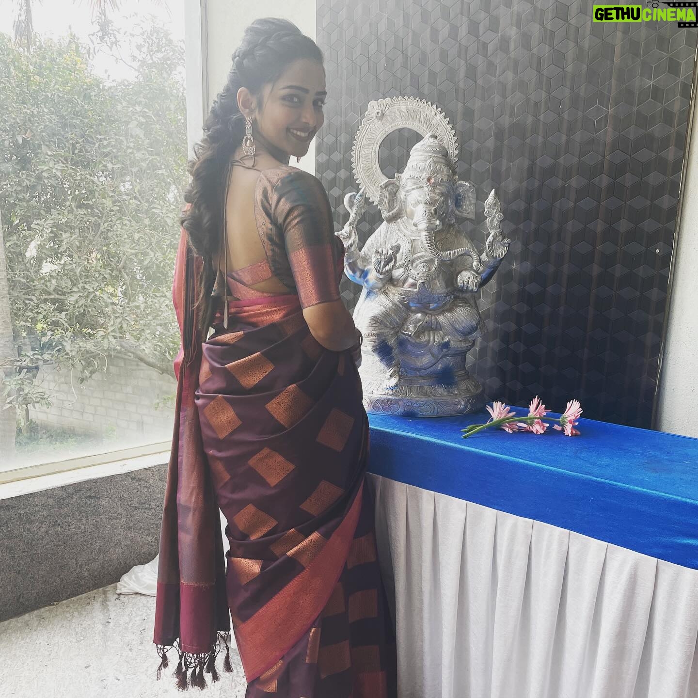 Kaustubha Mani Instagram - Always a pleasure… #actor #acessorios #hairstyle #saree #ethnicity #smile #family #dad #mom #wedding #happyvibes #positivity #kannadaactress . . . Hairdo @makeoverbymanjulasonu