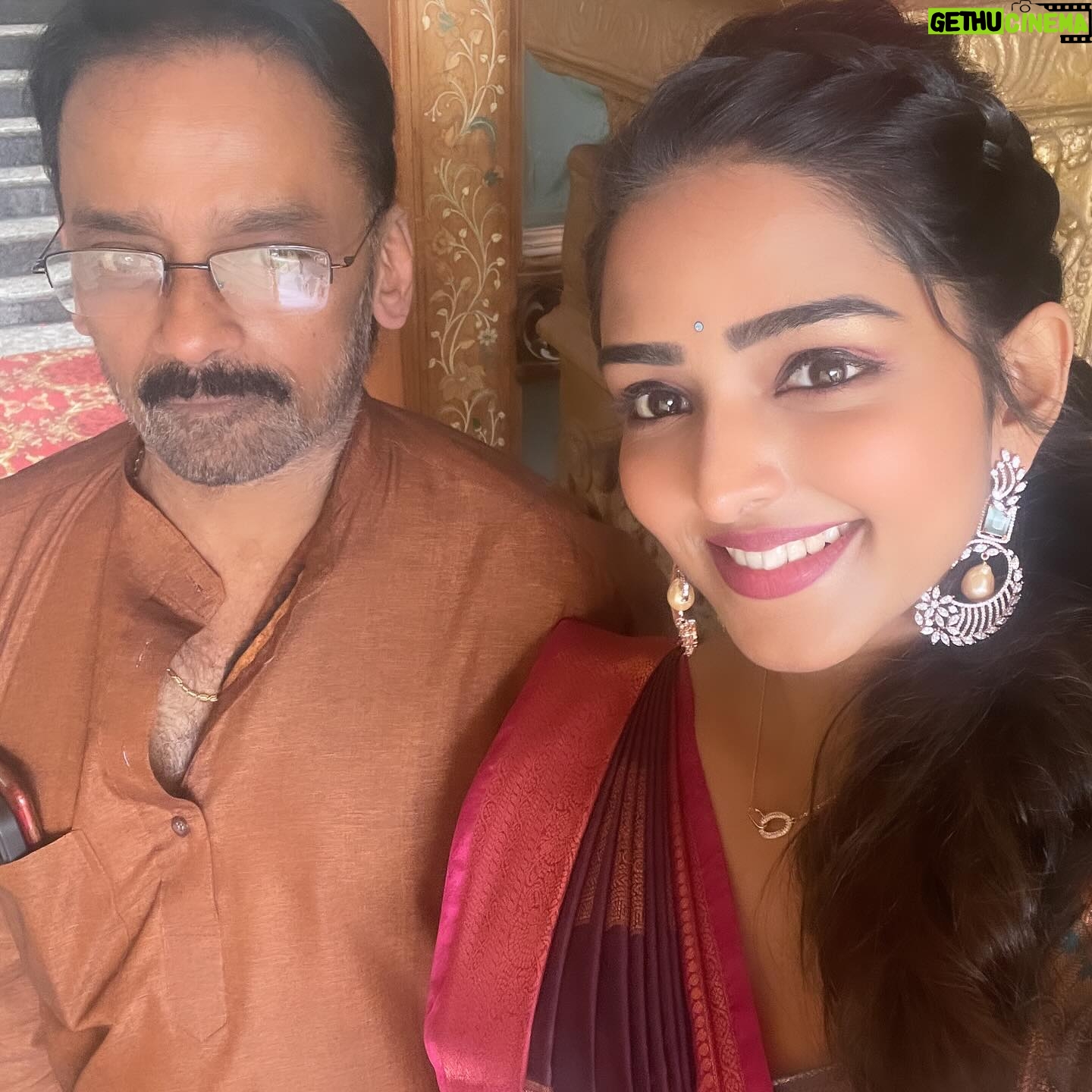 Kaustubha Mani Instagram - Always a pleasure… #actor #acessorios #hairstyle #saree #ethnicity #smile #family #dad #mom #wedding #happyvibes #positivity #kannadaactress . . . Hairdo @makeoverbymanjulasonu