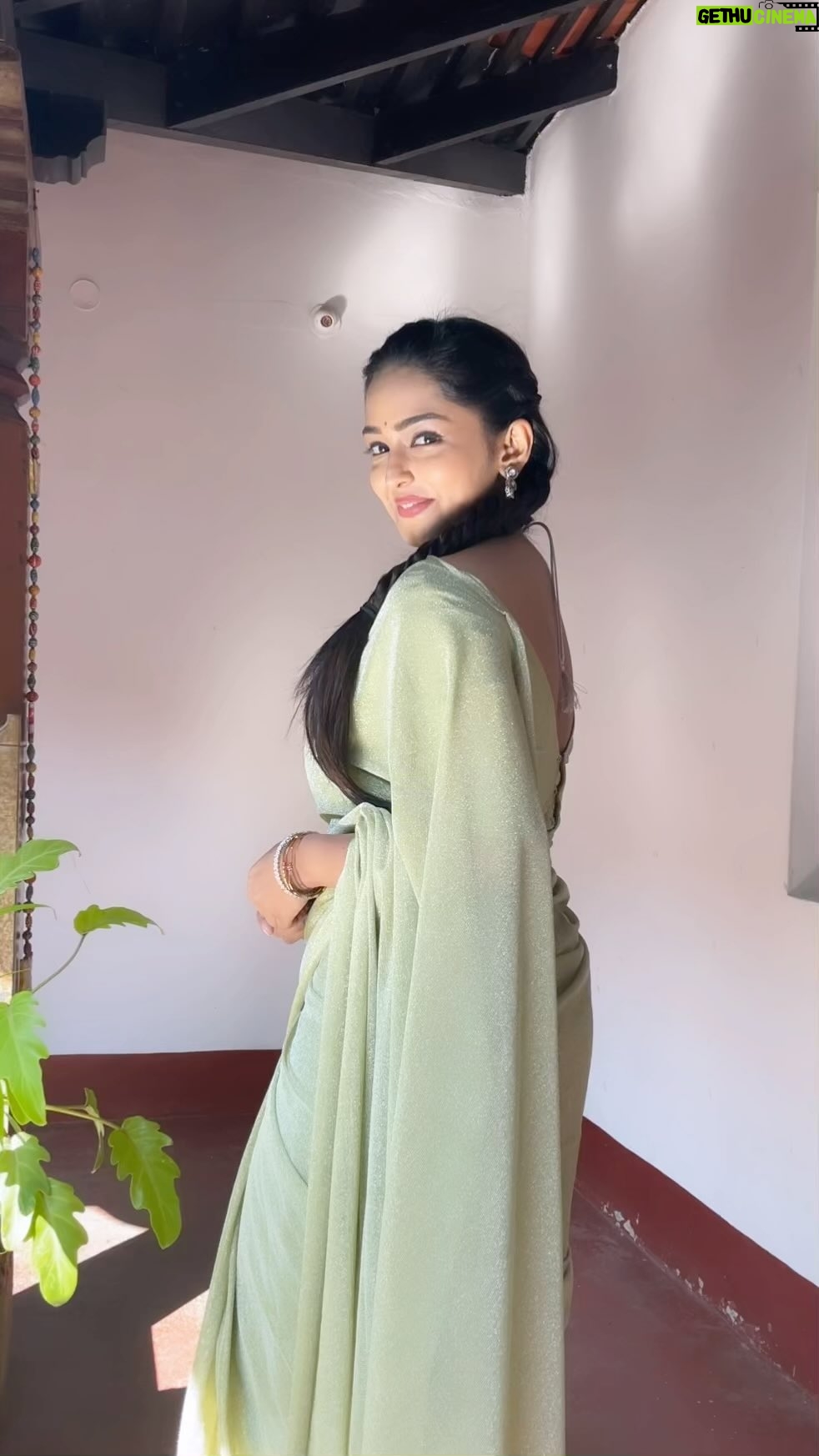 Kaustubha Mani Instagram - Radiating good vibes only PC @j.rani_pr_professional #artist #acessorios #actor #attitude #beauty #classyandchic #dressup #eyes #elegance #saree #gowrishankara #pasteles #live #love #smile #glow #grow