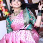 Kaustubha Mani Instagram - Desi vibes are on ! #artist #desi #indianwedding #makeup #smile #accessories . . Outfit @classy_renthouse Jewellery @beautybox_rent_house_bangalore