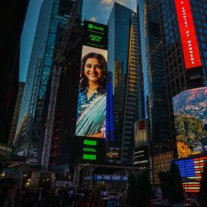 Kavita Seth Instagram - Chhoona tha aasmaan, aur ab ek aur kadam! Very very happy and honoured to be on the NYC billboard for @spotify ‘s Equal playlist! Bahot bahot shukriya sabhi ka itna saara pyaar mujhe aur #SaanwareAijaiyo ko dene ke liye! Can’t thank enough @tulikamehrotra @bandbaaja @spotifyindia and @indiearecords for this 💚