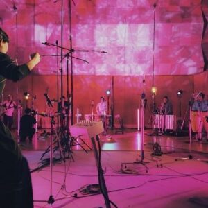 Kavka Shishido Instagram - .
.
el tempo 初の配信リリース開始しております！
.
音源化でも勿論即興
なんとも緊張しました
.
皆さんと真剣に
しかし楽しみながら録音に臨んでいる姿も
観て頂けます
.
SONY 360 Reality Audioで
繊細かつダイナミックなel tempoの音源を
是非ご堪能下さい！
.
.
以下詳細 ↓
.
ソニーの立体音響技術を用いた「360 Reality Audio」で、el tempo(エル・テンポ)初のストリーミング 配信音源が Amazon Music Unlimited で3月29日(金)リリース!
今回この配信用に録音を行い、また収録の様子を撮影した映像付きの 360 Reality Audio も「360 Reality Audio」にて同時配信リリースされる。
*360 Reality Audio は音源のみ、360 Reality Audio Live は映像と音源が楽しめます

アルゼンチンの鬼才、Santiago Vazquez(サンティアゴ・バスケス)が創作し、ブエノスアイレスを発祥に世界各地に広がるリズムの祭典として 100 種類を超えるハンド・サインを使い、その場で作り出す魔法のような 唯一無二の即興音楽。
その創始者 Vazquez(バスケス)公認の el tempo はシシド・カフカが主宰し 2018 年に結成され、日本を代表 するドラマ―、パーカッショニスト達が集結し、シシドが手話のようなハンド・サインをコンダクターとして出し、それに応えるように即興演奏でリズムを奏でてセッションするリズム・イベントグループ 『el tempo(エル・テンポ)』
2021年パラリンピック閉会式にも登場し話題にも。

今回、「360 Reality Audio」配信のほか、サブスクや iTunes、Amazon MUSIC、レコチョクなどのダウンロード 配信を含めた通常配信も同時に 3 月 29 日(金)に el tempo(エル・テンポ)初の音源配信リリースとなる。
.
.
@eltempo_official 
.
参加ミュージシャン
#IZPON
#伊藤大地
#岩原大輔
#岡部洋一
#ケイタイモ
#KENTA
#show
#はたけやま裕
#MASUO
#芳垣安洋
#シシドカフカ