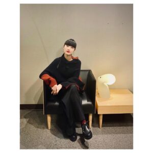 Kavka Shishido Instagram - .
.
昨夜は「新美の巨人たち」
磯崎新 モンローチェアの回
ご覧頂けましたでしょうかー
.
.
工場見学はいつだってワクワクする
.
美しい曲線を作り出す
丁寧なもの作りの現場を堪能出来て
幸せでした
.
.
【衣装】
Knit,jumpsuit @isseymiyakeofficial
earring,ring @lanaswans_official