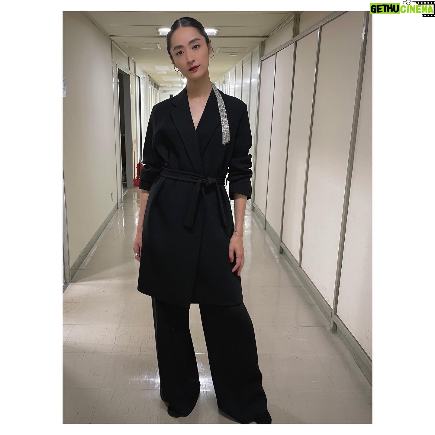 Kavka Shishido Instagram - . . 先日行われた リボルバー・リリー 初日舞台挨拶 . . 相変わらずの緊張ぶりでした . . 全国公開中です . . 【KVK衣装】 setup and boots @hermes ear cuff,bracelet and ring @hirotakajewelry @demiluxebeams . hair&make @natsu.hair.make . . #リボルバーリリー @revolver_lily . #行定勲 . #綾瀬はるか #長谷川博己 #羽村仁成 #古川琴音 #清水尋也 #ジェシー #板尾創路 #シシドカフカ