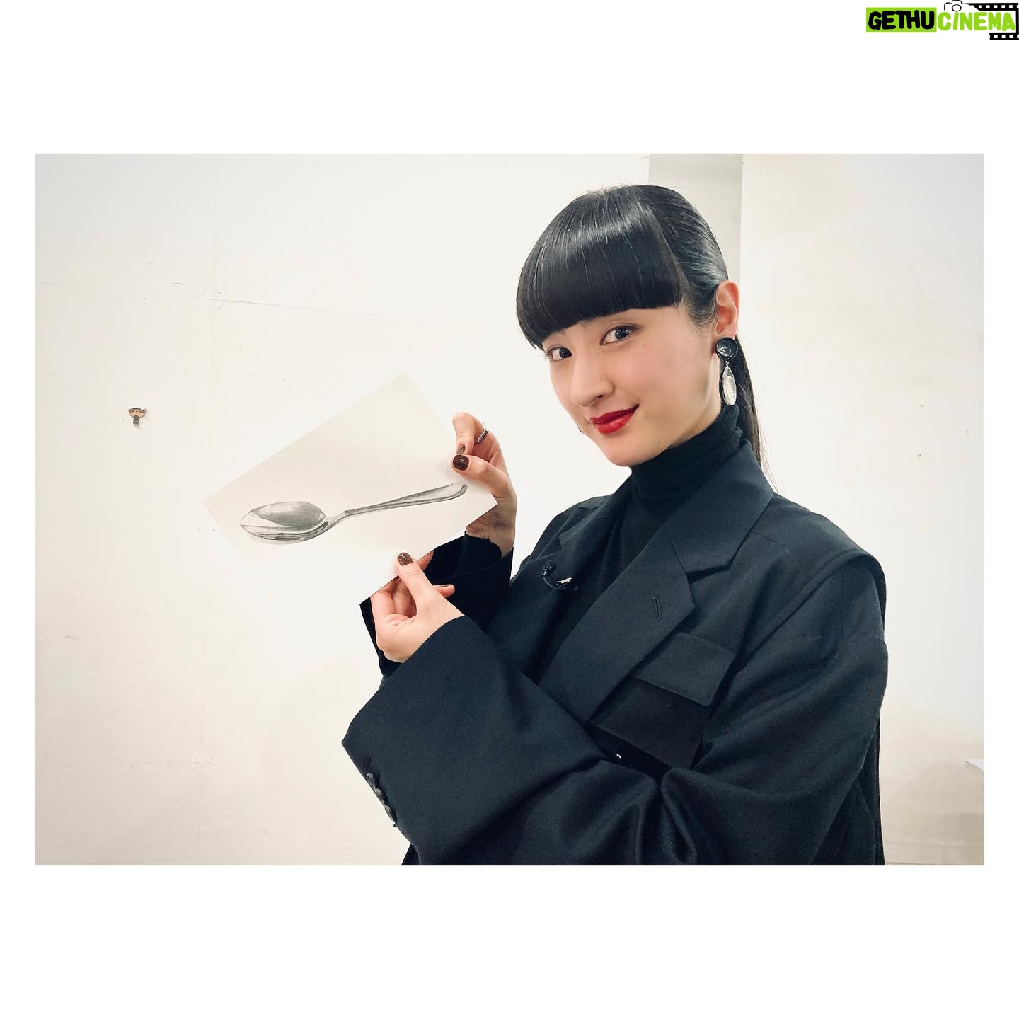 Kavka Shishido - 3 Likes - .
.
昨夜は新・美の巨人たち
.
鉛筆画を学びに
雪降る富山まで行って参りました
.
写真のような鉛筆画
見る距離によって印象が変わる事
そして緻密な作業と集中力
.
今回も色々と知る事が出来て楽しかったです
.
.
お世話になった古谷振一先生 @shtt4881
私の絵まで描いてくださり
有難うございます!
.
.
【衣装】
jacket,vest,pants,coat @ssstein_design
earring,ring @abiste_official
.
tops,shirt,pants @ssstein_design
hat @heads.tokyo