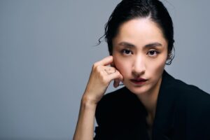 Kavka Shishido Instagram - .
.
映画「リボルバー・リリー」の取材記事が
各サイトに掲載されています
.
もしお時間ありましたら
ご覧下さいね
.
.
■Astage
■ENCOUNT
■NB Press Online
■bounce
■ダ・ヴィンチ
.
.
【衣装】
jacket,pants @anndemeulemeester_official
jewelry @hirotakajewelry
.
.
#リボルバーリリー
@revolver_lily