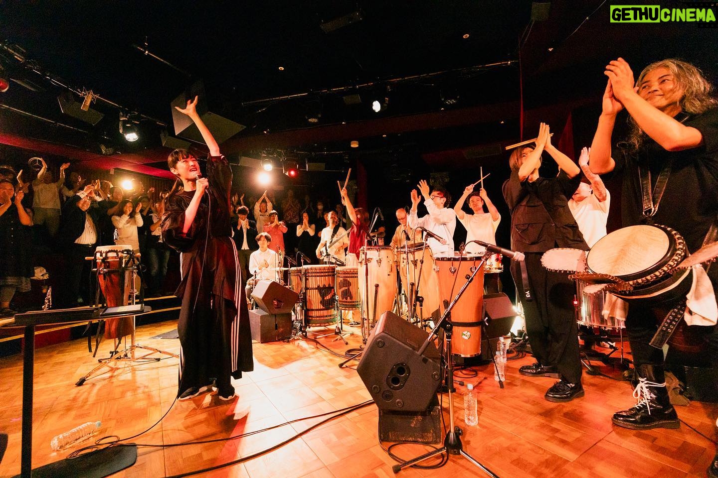 Kavka Shishido - 3 Likes - .
.
昨日も楽しく終了しました
el tempo
.
初めての会場
南青山BAROOMにて
密で濃い、良い時間を皆さんと作り出せたのではないかと
.
今日の夕方くらいから
右腕が上がらなくなるであろうことが予想されますが
嬉しい気持ちで
次回の7月19日に向けて準備して参ります
.
有難うございました!
.
.
@eltempo_official
#eltempo
.
#IZPON
#伊藤大地
#岩原大輔
#ケイタイモ
#KENTA
#show
#はたけやま裕
#MASUO
#芳垣安洋
#シシドカフカ
.
衣装
@adidasy3