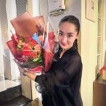 Kavka Shishido Instagram - . . 昨夜のナンウマ最終回 楽しんで頂けたでしょうかー . まりえちゃんの可愛らしさ 溝端さんのチャキチャキさ あかりちゃんの快活さに 陣内さんの終わりを知らない痛快トークと共に なんとか来栖久美を完走致しました . . 年内はもう 音楽の畑でやんややんや頑張ります . . すっかり寒くなってきましたね 皆さん寒さ対策しっかり どうか風邪をひきませんように . . #何曜日に生まれたの @nan_uma_abc . #飯豊まりえ #溝端淳平 #陣内孝則 #早見あかり #シシドカフカ