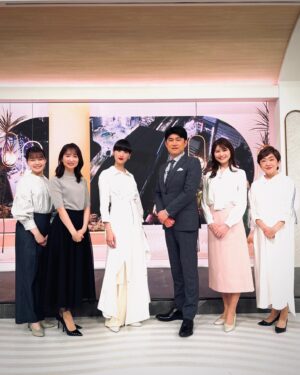 Kavka Shishido Instagram - .
.
昨夜もなんとか終えて参りましたnews zero
.
１時間みっちりとニュースと向き合う
そんな時間は暫く持てていなかったので
様々な新しい出会いがあり楽しいものですね
.
.
【衣装】
@akikoaoki_official
jewelry @iris47_official