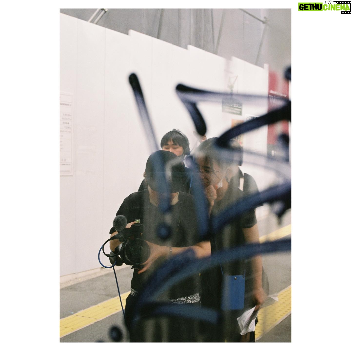 Kavka Shishido Instagram - . . 新・美の巨人たち 番組内で撮ったフィルムカラー写真を ここにも . . 偶然にも最近 東京を海外だと思って写真を撮ってみよう という試みをしたけれど上手くいかず 難しいものだなーと考えていたのですが ”ソールライターならどう撮るか“ そう捉えるだけで 見えてくる世界が全然違う . 面白い経験でした . . そしてやはり フィルムは良い . . 久し振りのNikon FM2 シャッターを切る感覚が やはり堪らなく良い