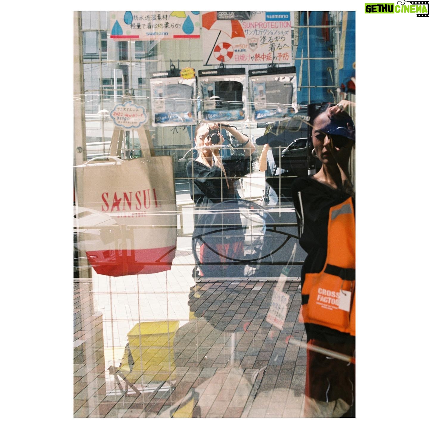 Kavka Shishido Instagram - . . 新・美の巨人たち 番組内で撮ったフィルムカラー写真を ここにも . . 偶然にも最近 東京を海外だと思って写真を撮ってみよう という試みをしたけれど上手くいかず 難しいものだなーと考えていたのですが ”ソールライターならどう撮るか“ そう捉えるだけで 見えてくる世界が全然違う . 面白い経験でした . . そしてやはり フィルムは良い . . 久し振りのNikon FM2 シャッターを切る感覚が やはり堪らなく良い