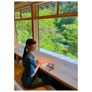 Kavka Shishido Instagram - .
.
取材で行った奥多摩は
とても気持ちの良い場所でした
.
今ある資源に目を向けて
自然の恵みを十分に受け
活かし新しいものへと昇華する
.
素晴らしい試みに触れ
なんとも有意義な時間でした
.
.
.
一昨日から先行してオープンしているレストランとサウナ
その休憩室にセレクトされた古本がずらり
.
興味深いものばかりで
堪らず幾つか購入
.
それにもとてもウキウキです
.
.
【衣装】
setup
@mullerofyoshiokubo_official

accessory
@duedonne.jewelry
@nomg_official
@agu_official_
@higashiyamapr