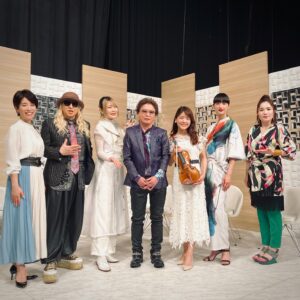 Kavka Shishido Instagram - .
.
バタバタしていたらすっかり遅くなってしまいました
.
先週放送された
NHK 「歌える！JｰPOP 黄金のヒットパレード決定版」
楽しんで頂けましたでしょうかー
.
ハラミちゃんバンドとして
今回も廣津留すみれさんと共に
甲斐よしひろさんのバックを務めさせて頂きました
.
ずっと気にかけて下さっていた甲斐さんと
久しぶりにお会い出来た上に
一緒に演奏させて頂けたこと
.
２度も同じ布陣で番組のラストを飾らせて頂けたこと
光栄でした
.
.
【衣装】
jacket & pants  @un3d_official