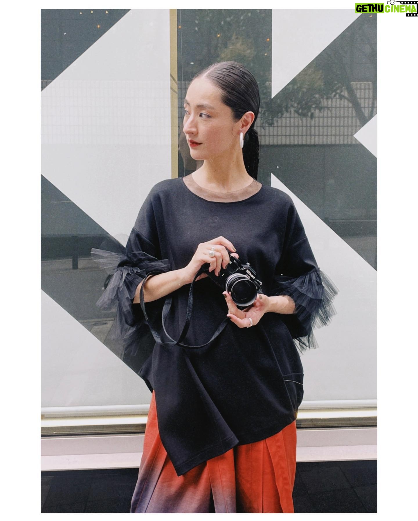 Kavka Shishido Instagram - . . 昨夜は楽しんで頂けましたでしょうかー . 新・美の巨人たち ソール・ライター 「Early Color」 . 好きな写真家の世界にどっぷりと浸かり なんとも贅沢で楽しい時間でした . 写真展も素晴らしいので 皆さん是非 . . 私ももう一度浸かりに行く . . . 【衣装】 tops & pants @aulaaila_official jewelry @critical_lab