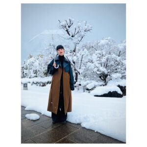 Kavka Shishido Instagram - .
.
昨夜は新・美の巨人たち
.
鉛筆画を学びに
雪降る富山まで行って参りました
.
写真のような鉛筆画
見る距離によって印象が変わる事
そして緻密な作業と集中力
.
今回も色々と知る事が出来て楽しかったです
.
.
お世話になった古谷振一先生 @shtt4881 
私の絵まで描いてくださり
有難うございます！
.
.
【衣装】
jacket,vest,pants,coat @ssstein_design
earring,ring @abiste_official
.
tops,shirt,pants @ssstein_design
hat @heads.tokyo