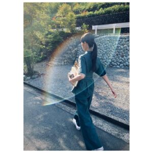 Kavka Shishido Instagram - .
.
取材で行った奥多摩は
とても気持ちの良い場所でした
.
今ある資源に目を向けて
自然の恵みを十分に受け
活かし新しいものへと昇華する
.
素晴らしい試みに触れ
なんとも有意義な時間でした
.
.
.
一昨日から先行してオープンしているレストランとサウナ
その休憩室にセレクトされた古本がずらり
.
興味深いものばかりで
堪らず幾つか購入
.
それにもとてもウキウキです
.
.
【衣装】
setup
@mullerofyoshiokubo_official

accessory
@duedonne.jewelry
@nomg_official
@agu_official_
@higashiyamapr