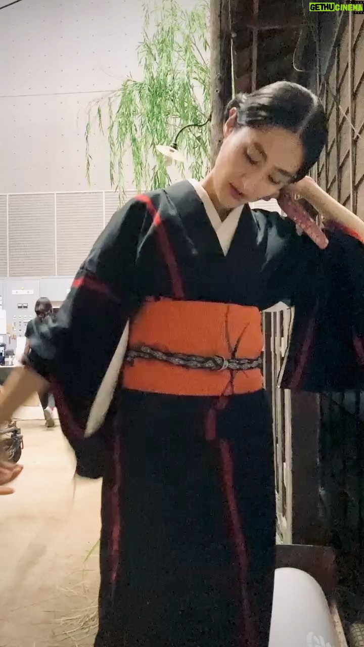 Kavka Shishido Instagram - . . 映画「リボルバー・リリー 」で たすき掛けをしてから撃ち合いに臨んでほしいとの事で 練習していた風景です . 難しくてー . 試行錯誤しているのは良いのですが こんなにも独り言が多いとは . 我ながら ちょっと怖い . . 明日は俳優業から離れ本業です el tempoの定期公演! . 20:00スタートで渋谷です . . お時間のある方は是非ー . . #リボルバーリリー @revolver_lily . #シシドカフカ . #eltempo @eltempo_official