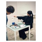 Kavka Shishido Instagram - . . 昨夜は新・美の巨人たち . 鉛筆画を学びに 雪降る富山まで行って参りました . 写真のような鉛筆画 見る距離によって印象が変わる事 そして緻密な作業と集中力 . 今回も色々と知る事が出来て楽しかったです . . お世話になった古谷振一先生 @shtt4881 私の絵まで描いてくださり 有難うございます！ . . 【衣装】 jacket,vest,pants,coat @ssstein_design earring,ring @abiste_official . tops,shirt,pants @ssstein_design hat @heads.tokyo