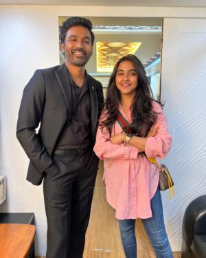 Kavya Sriram Instagram - I know you don’t care to dress up or pose and you’re happiest in your Veshti but thank you for bearing with me and letting me style you, Sir @dhanushkraja ⭐️
 
Happiest to have styled you, sir  and can’t wait for everyone to witness your magic in Atrangi Re❤️

Assisted by @by_sarana 
#dhanush #atrangire #koffeewithkaran #promotion #styling