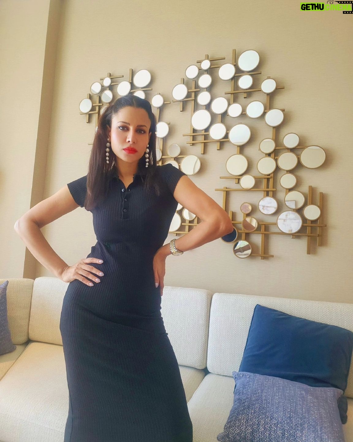 Kavya Keeran Instagram - Tour through black 🤩 . . . . #Refresh #SelfCare #instagood #terevaaste #hibarbie #bollywoodworld #glamour #lifestyle #igdaily #igaddict #dancehallmusic #afrobeats #exploremore #instagood @instagram #beingme #kavyakeeran