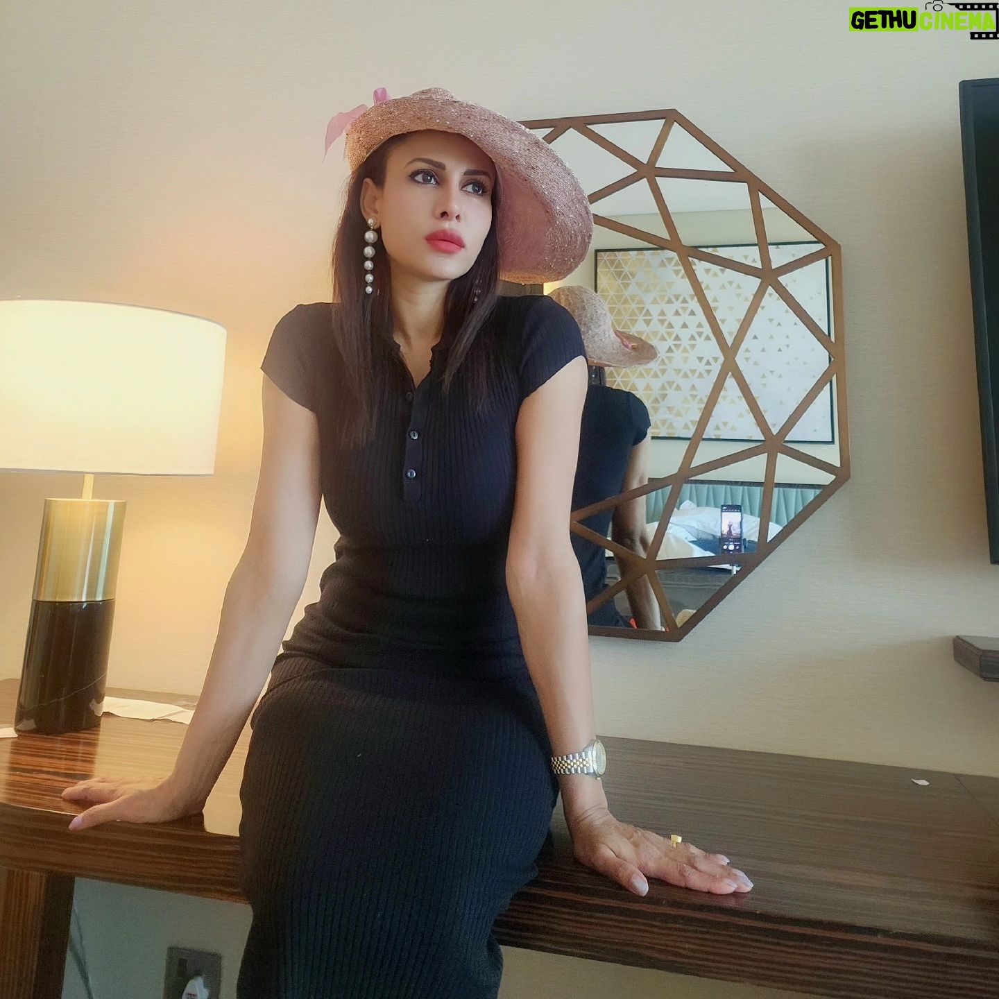 Kavya Keeran Instagram - Smtimes our attitude towards situation gives us energy which changes our life π€©π . . . . #dubaivibes #instadaily #foryou #glamour #class #explorepage #asthetic #igdaily #igviral #black #blue @instagram #kavyakeeran