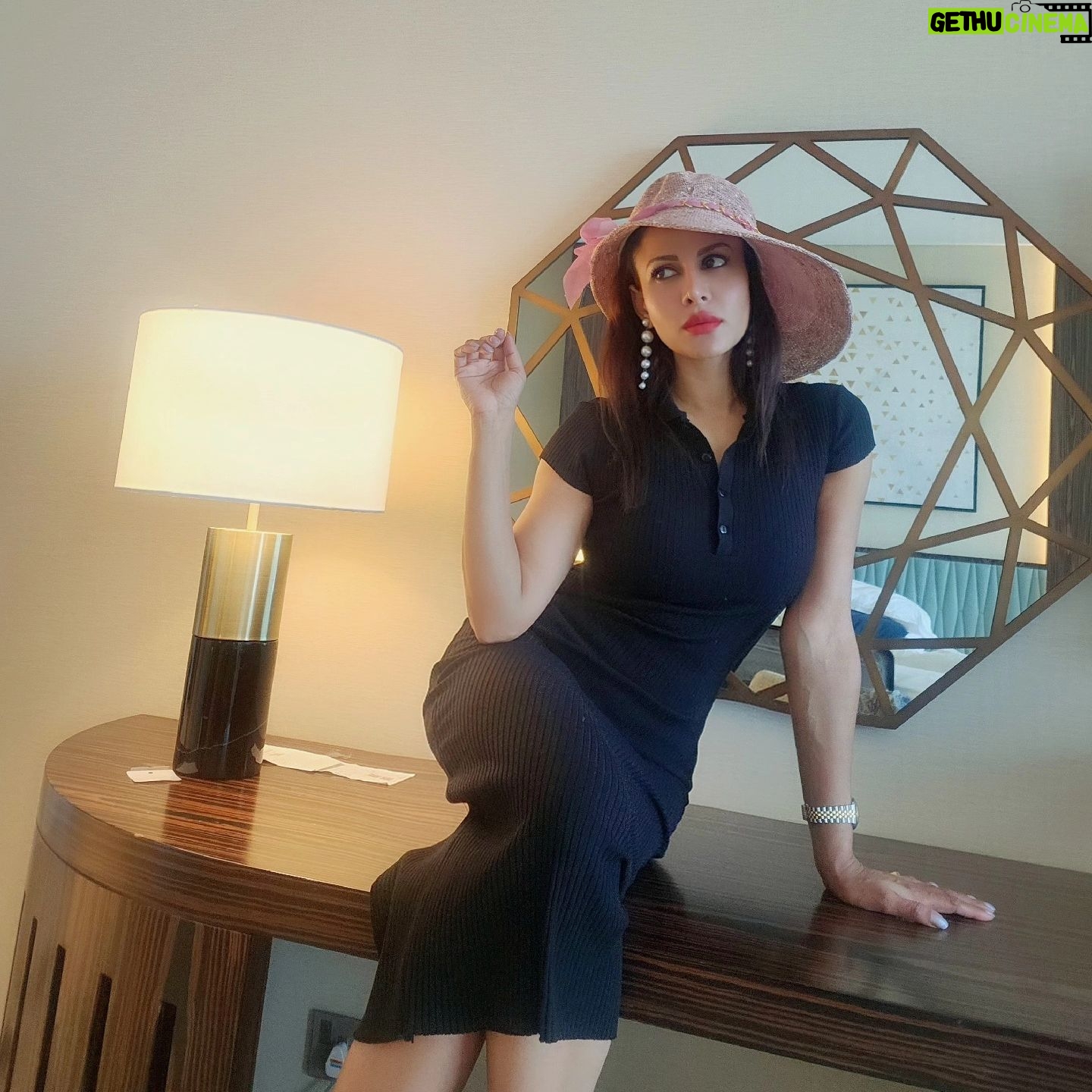 Kavya Keeran Instagram - Smtimes our attitude towards situation gives us energy which changes our life π€©π . . . . #dubaivibes #instadaily #foryou #glamour #class #explorepage #asthetic #igdaily #igviral #black #blue @instagram #kavyakeeran