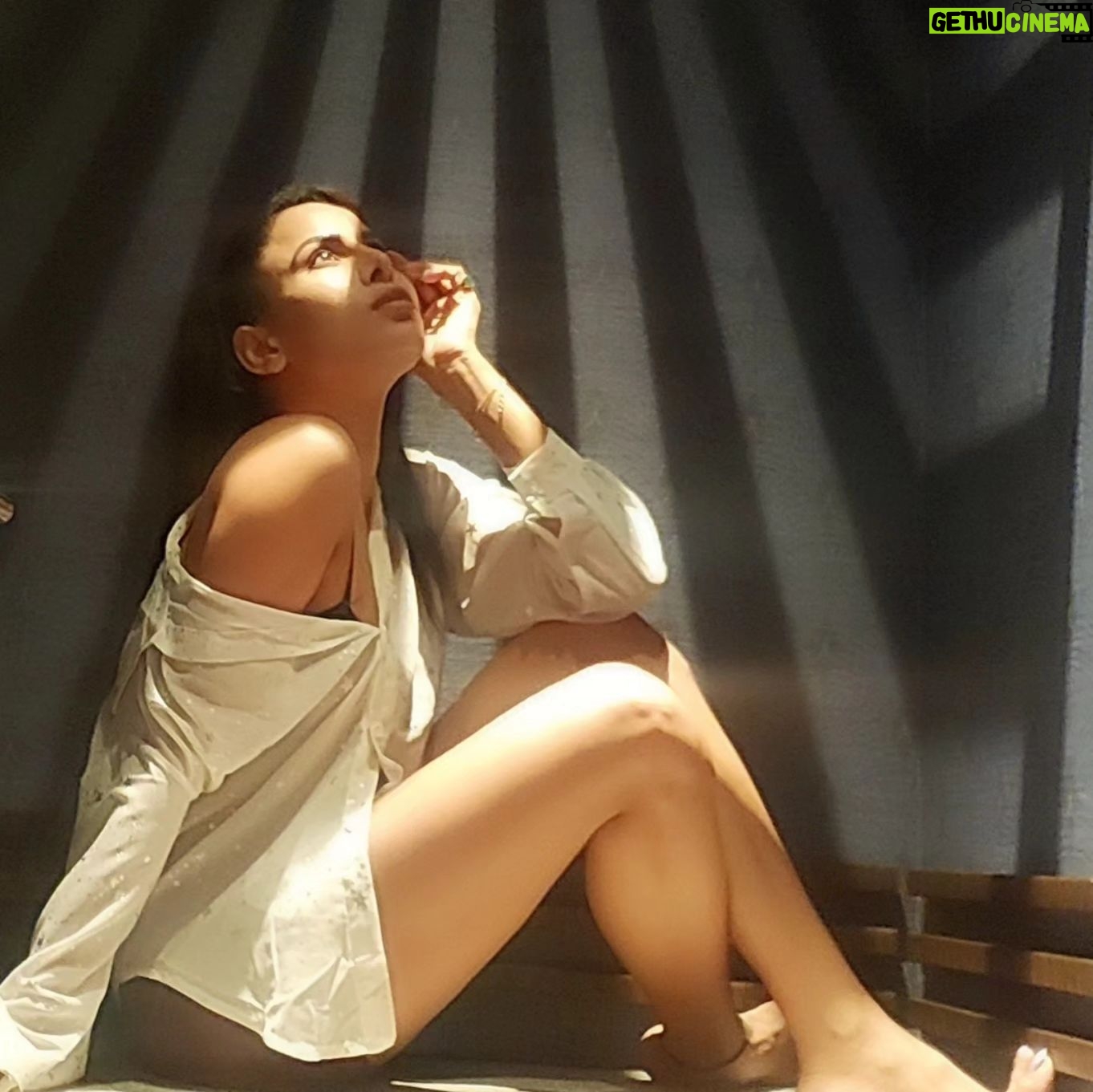 Kavya Keeran Instagram - The joy to a positive joyful life is WILLPOWER 😇 . . . . #style #glamlovers #fashiongram #ootdfashion #trending #surprise #bollywoodsongs #gorviral #bollywoodstyle #cool #iglove #class #igdaily #beingme @instagram #kavyakeeran
