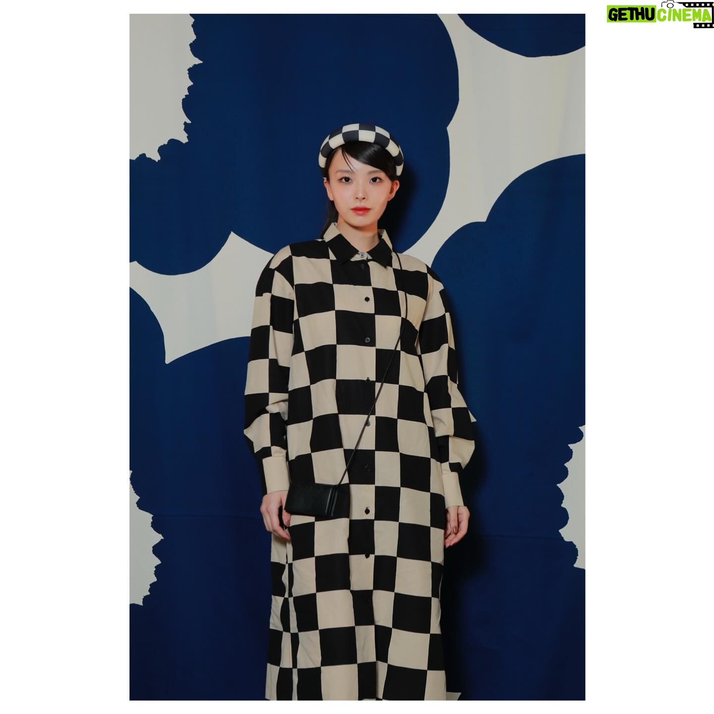 Kawaguchi Yurina Instagram - . . . Marimekko F/W 2024 RUNWAY SHOW by R . Marimekkoが「by R」に初参加し「Rakuten Fashion Week TOKYO」にてショーを開催。 Marimekkoの代表的なフラワーモチーフUnikko(ウニッコ)柄の誕生60周年ということで スタイリッシュでシンプルな、 それでいて存在感のある魅力的なアイテムで溢れていました…🌼 . . #RakutenFashion #RakutenbyR #marimekko #unikko60years