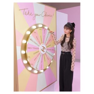 Kawaguchi Yurina Instagram - ．
シャネルの「CHANCE イベント」に招待して頂きました🎀
 ．
普段からボディクリームを愛用しているCHANCEのアイテムですが、
ヘアミストやオードゥパルファムと併せるとさらに香りの深みを楽しめると教えて頂いたので
さっそく試してみたいと思います🌷
．
そして" オーフレッシュ"というグリーンのボトルの香りがとっても気に入ってしまいました♡
これからの季節にもぴったりな爽やかさとチャンスの華やかさが満ち溢れた香りなんです
この夏たくさん愛用させて頂こうと思っております🌿
．
#PR #CHANEL #CHANCE #CHANELFRAGRANCE
#シャネル @chanel.beauty 
．