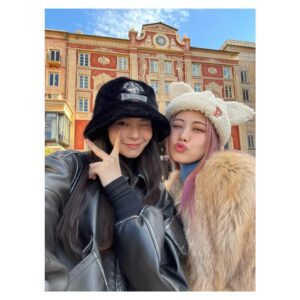 Kawaguchi Yurina Instagram - ．
もう5月になってしまって、
危うく冬の写真また載せ忘れるところでしたセーフ
．
だいすきなみきねえと行ってきたの〜🎅🏻
．
．