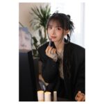 Kawaguchi Yurina Instagram - RMK 2024　Exclusive Event at Hotel Toranomon Hills 　-Dewy Melt Lip color&Luminous Makeup Base- ． 4/5発売の新作 リップベースライナー(お気に入りは02チェルシーブリック)、 デューイメルトリップカラー(お気に入りはEX-02ルミナスライラック) 万能すぎて目から鱗でした… 今年のベスコス出逢ってしまいました…♡ ． それぞれの単色使いは勿論、 ライナーとリップでグラデーションにするのも素敵だし リップ2色でレイヤードするのもおすすめです♡ ． ちなみにこの日の私のリップは EX-02ルミナスライラックと04ルビーラビリンス 2色を使用しております💄 #PR ． 本日の素敵なお衣装 Jacket, Skirt @haengnae_official Accessories: @yurika_akutsu Shoes: @randa_pic ．